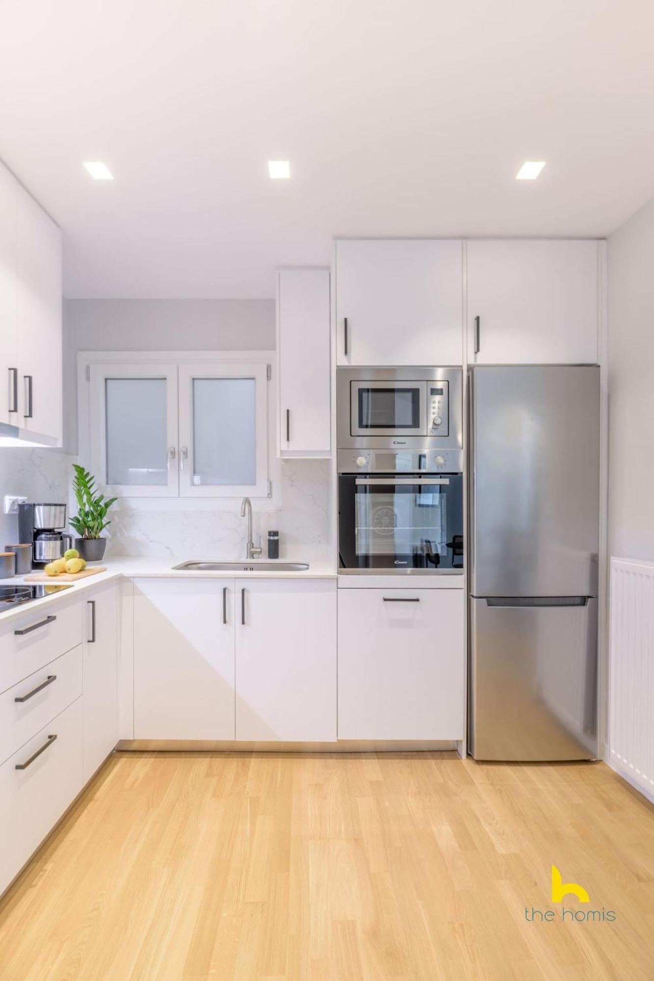 Sun-splashed 2-bdr Corner With Hillside Views!