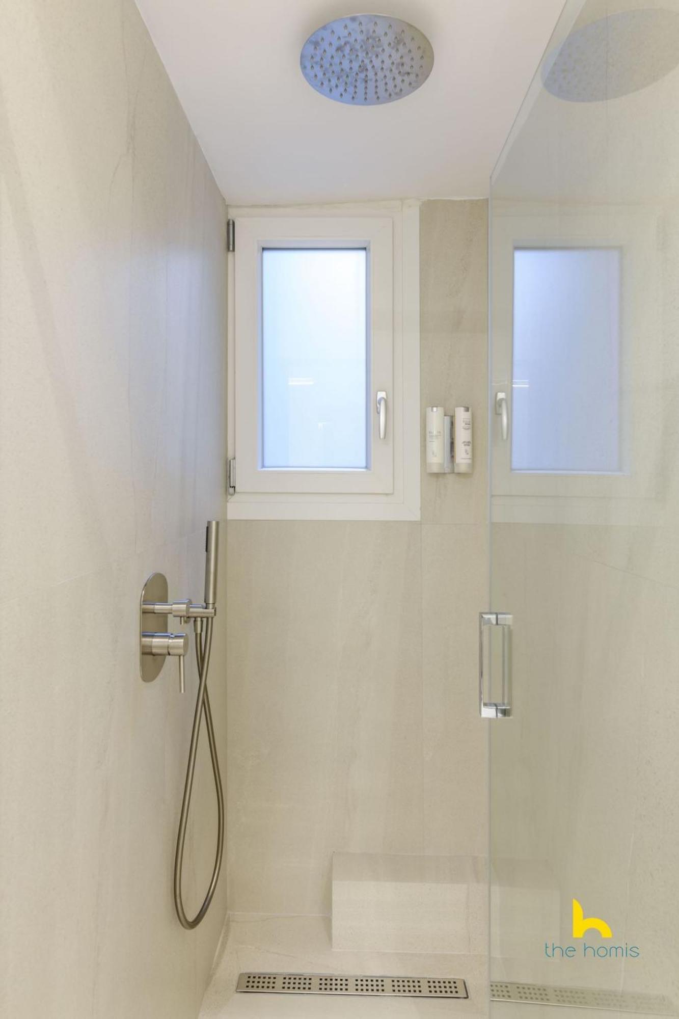Sun-splashed 2-bdr Corner With Hillside Views!