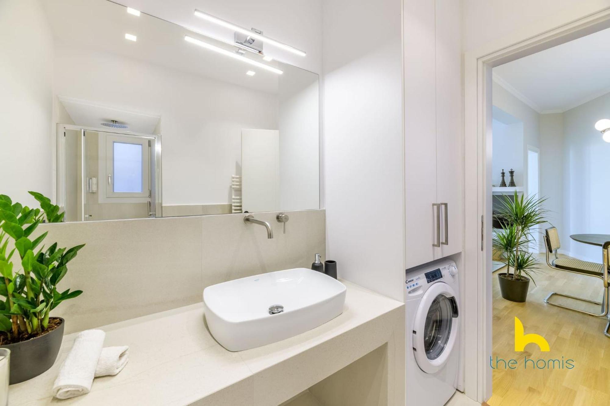 Sun-splashed 2-bdr Corner With Hillside Views! Apartment