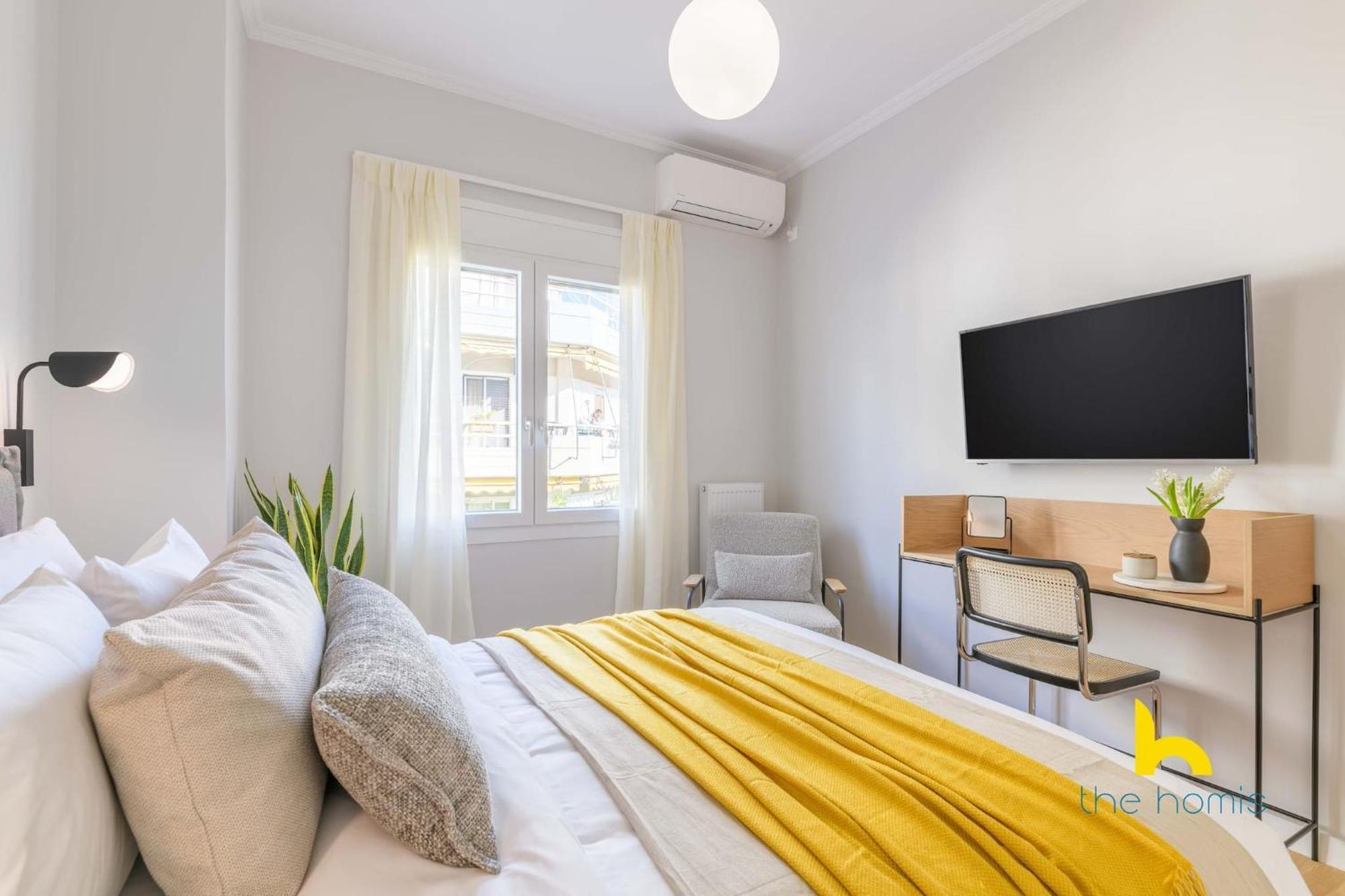 Apartment Sun-splashed 2-bdr Corner With Hillside Views!
