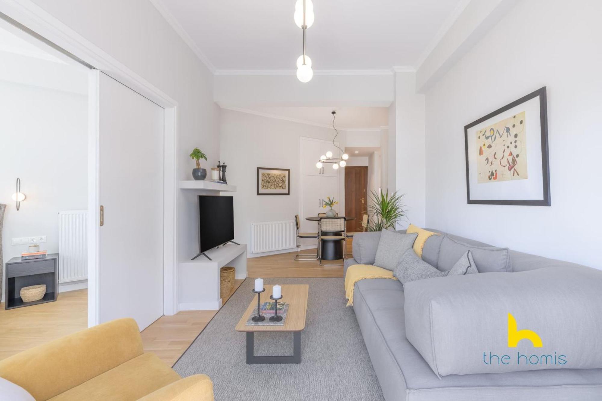 Sun-splashed 2-bdr Corner With Hillside Views! Apartment *