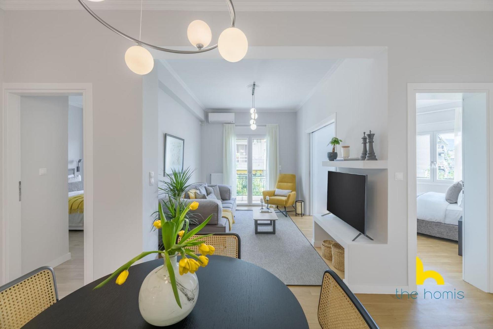 Sun-splashed 2-bdr Corner With Hillside Views! *