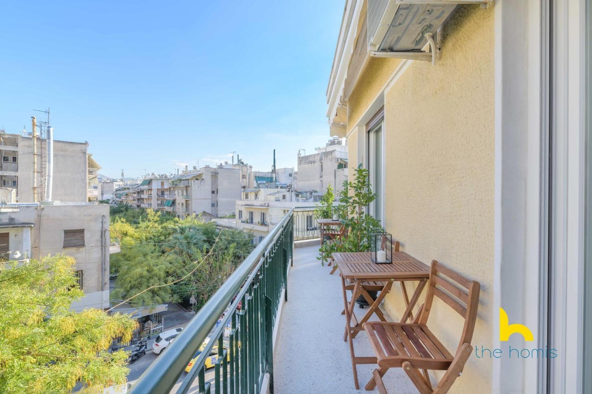 Sun-splashed 2-bdr Corner With Hillside Views!