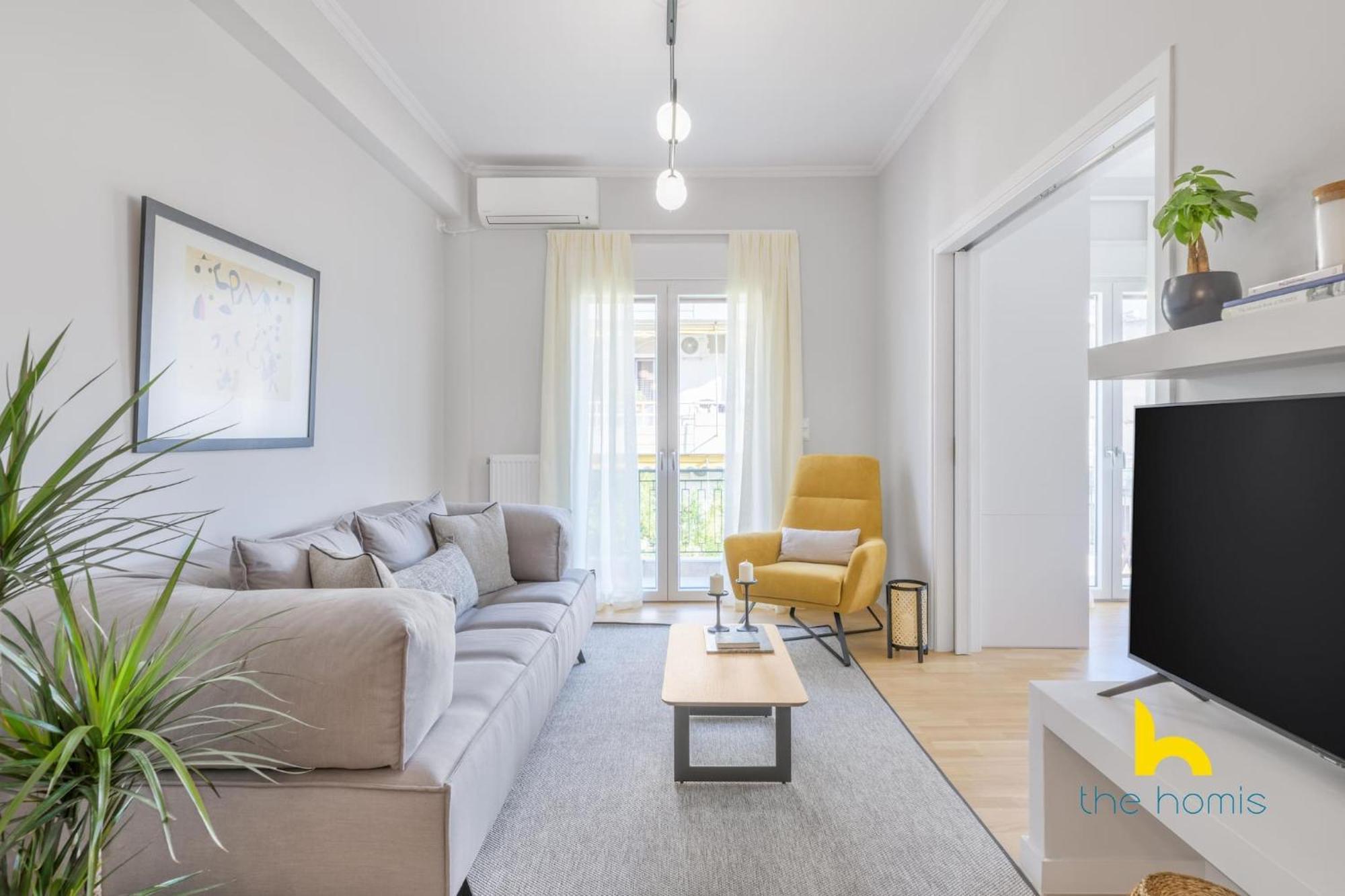 Sun-splashed 2-bdr Corner With Hillside Views! Apartment