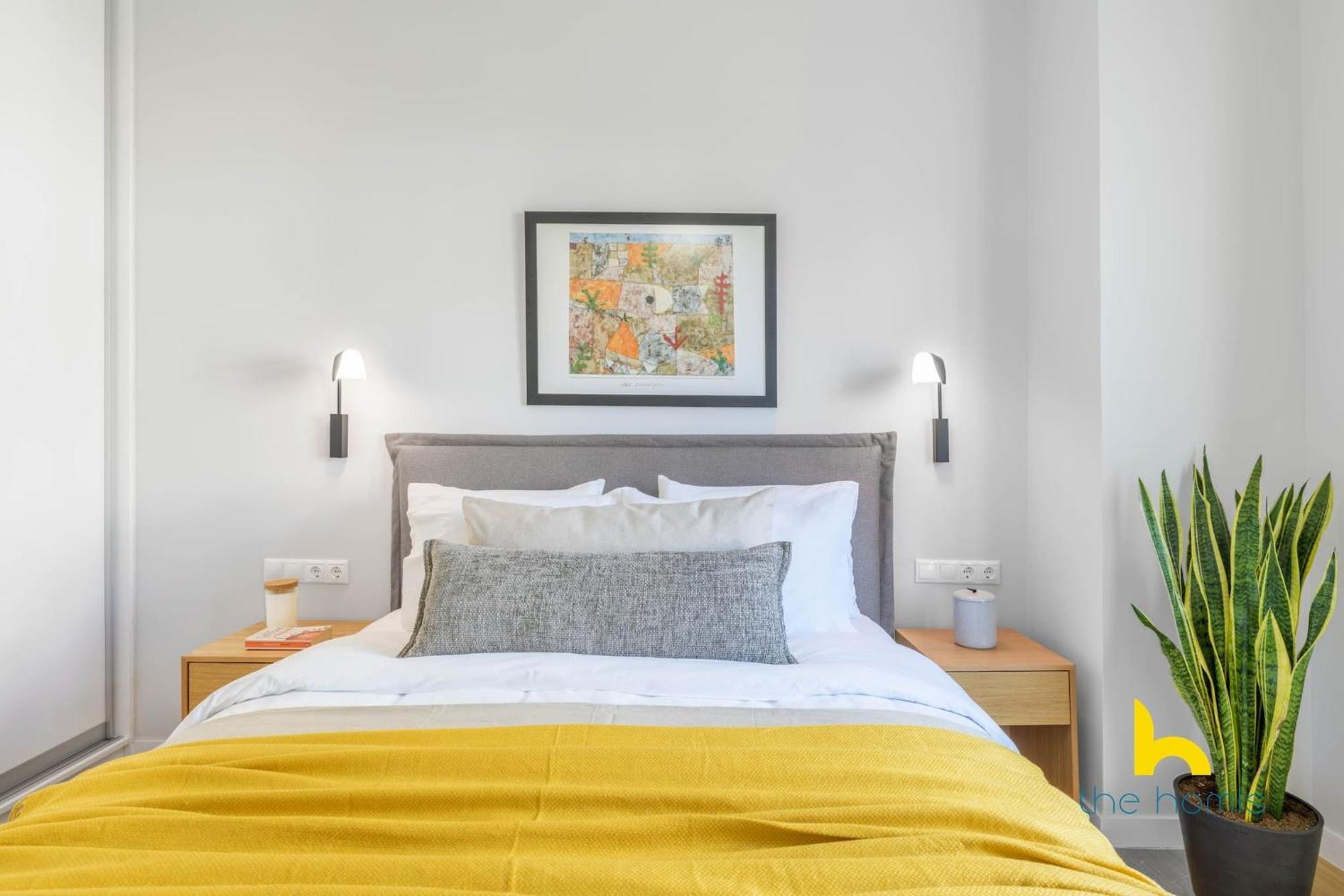 Sun-splashed 2-bdr Corner With Hillside Views! *