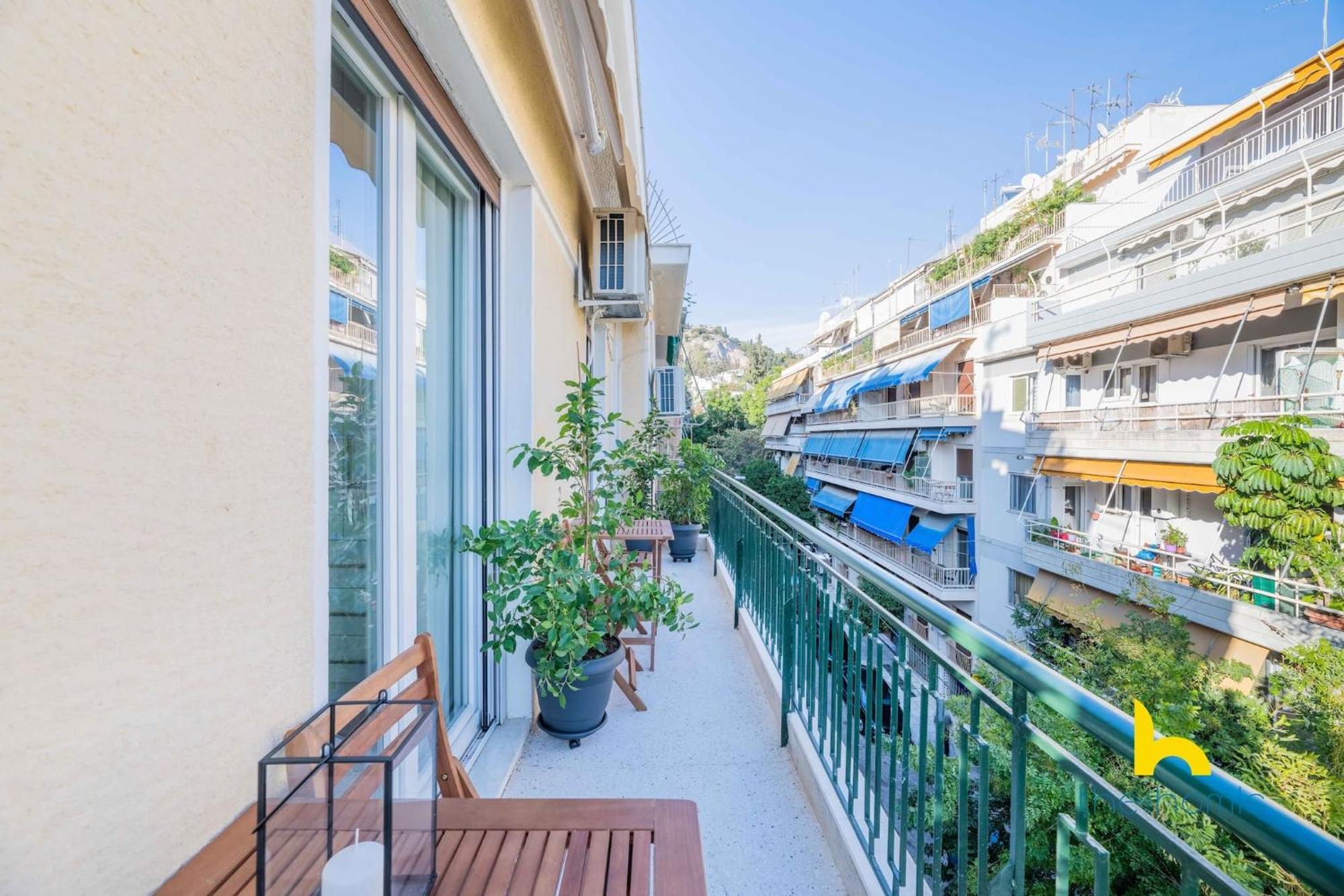 Sun-splashed 2-bdr Corner With Hillside Views! Apartment Athens