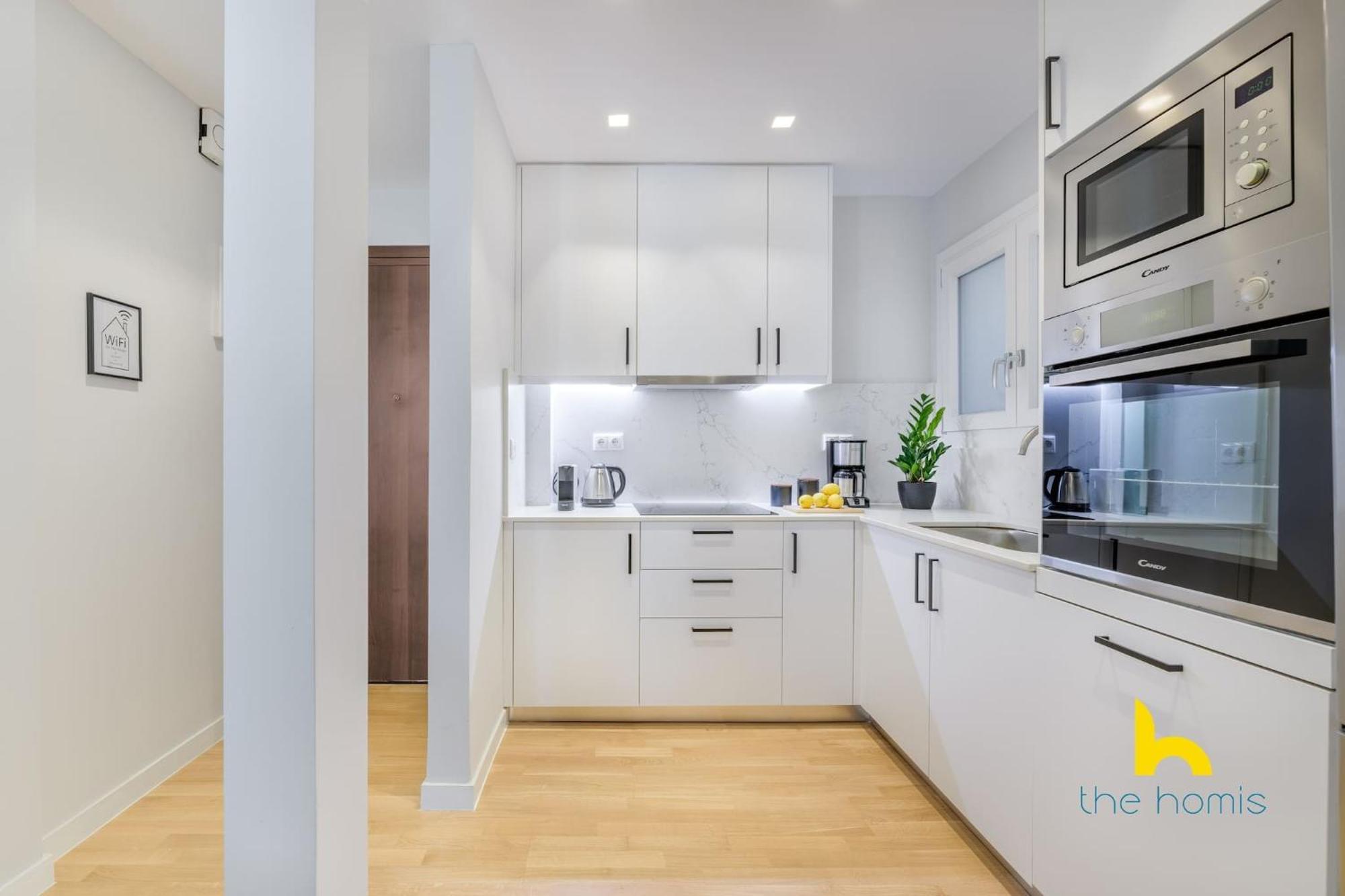 Sun-splashed 2-bdr Corner With Hillside Views! Ateny