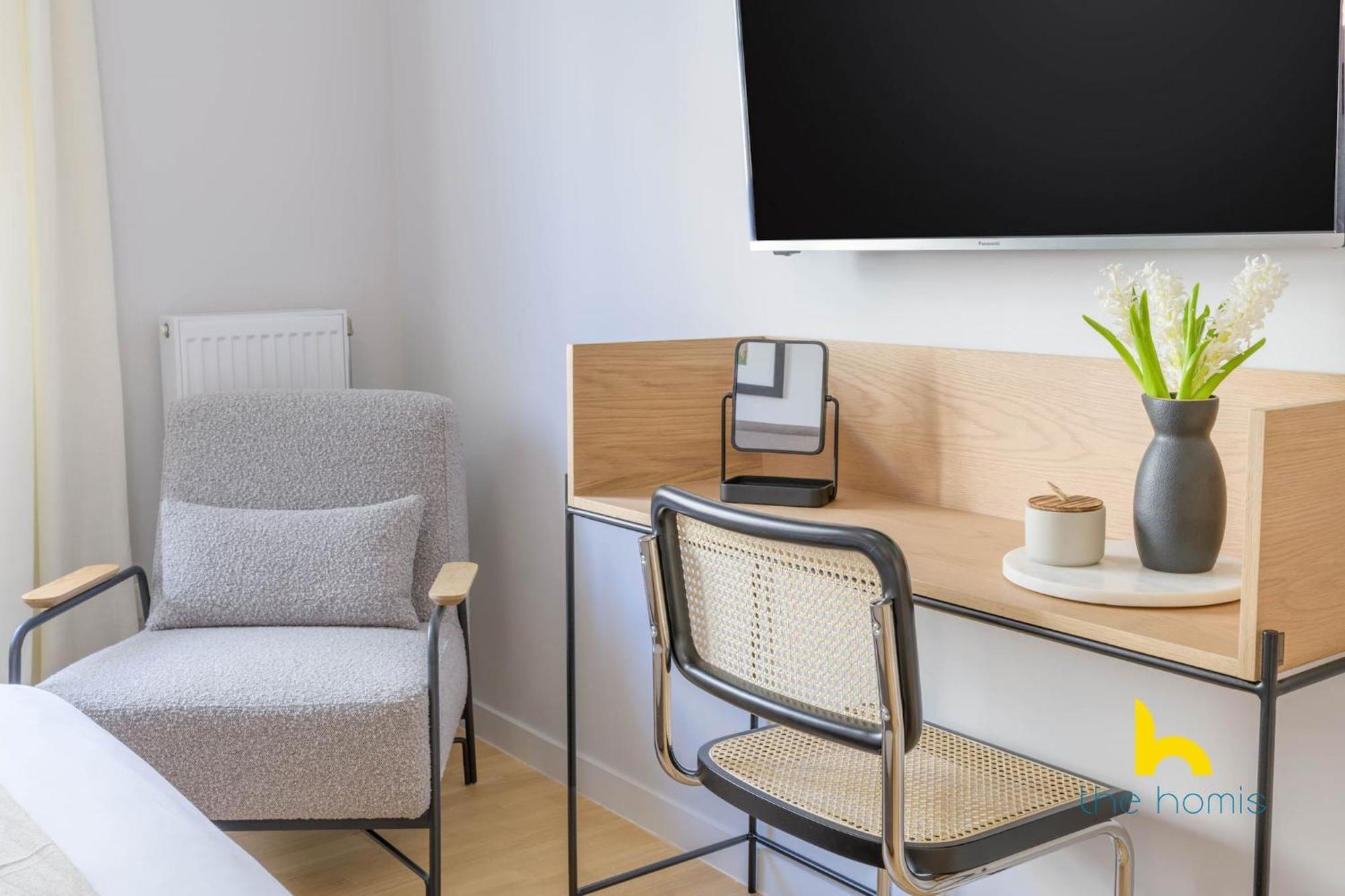 Apartament Sun-splashed 2-bdr Corner With Hillside Views!