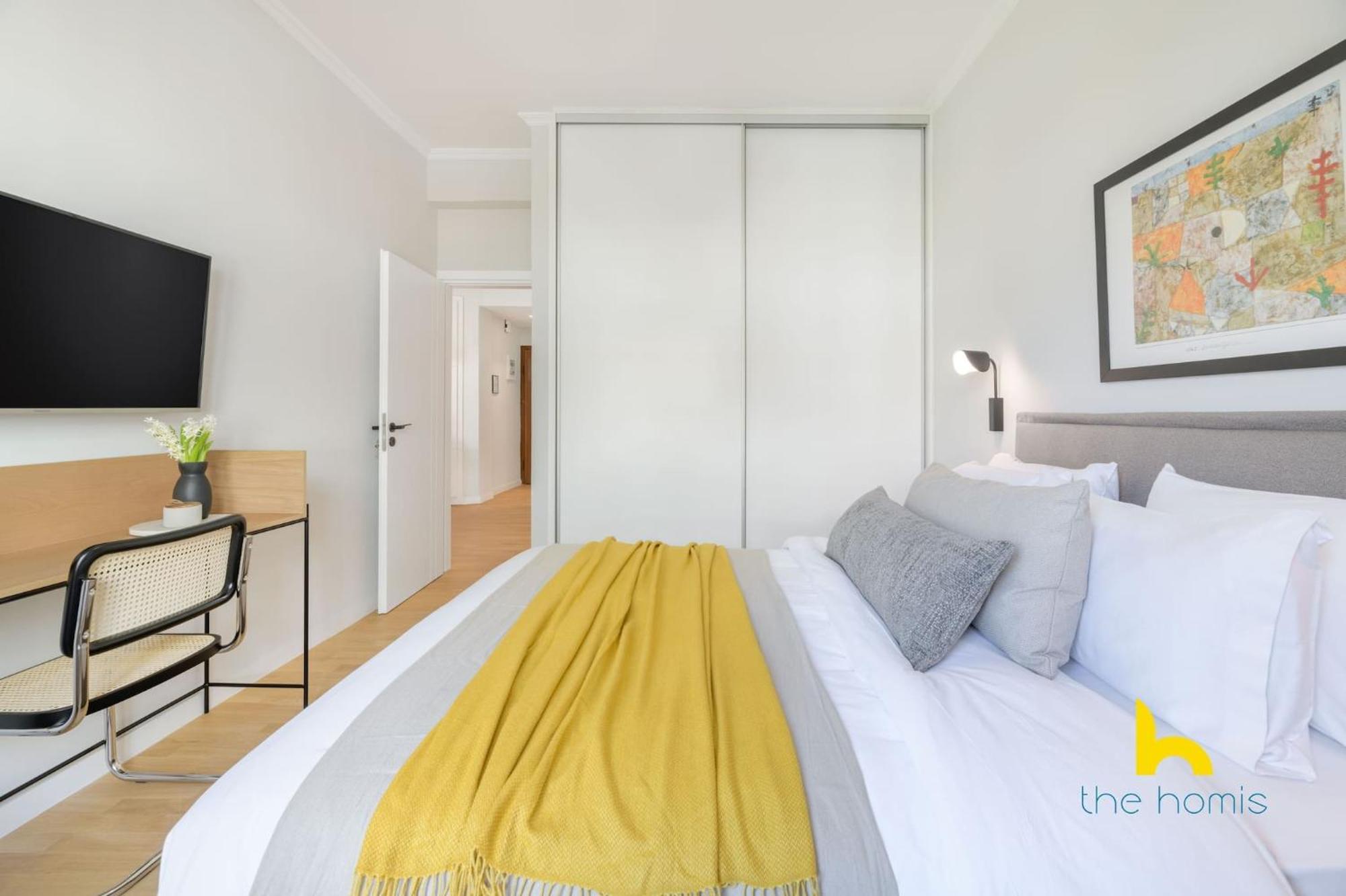Sun-splashed 2-bdr Corner With Hillside Views! Apartament