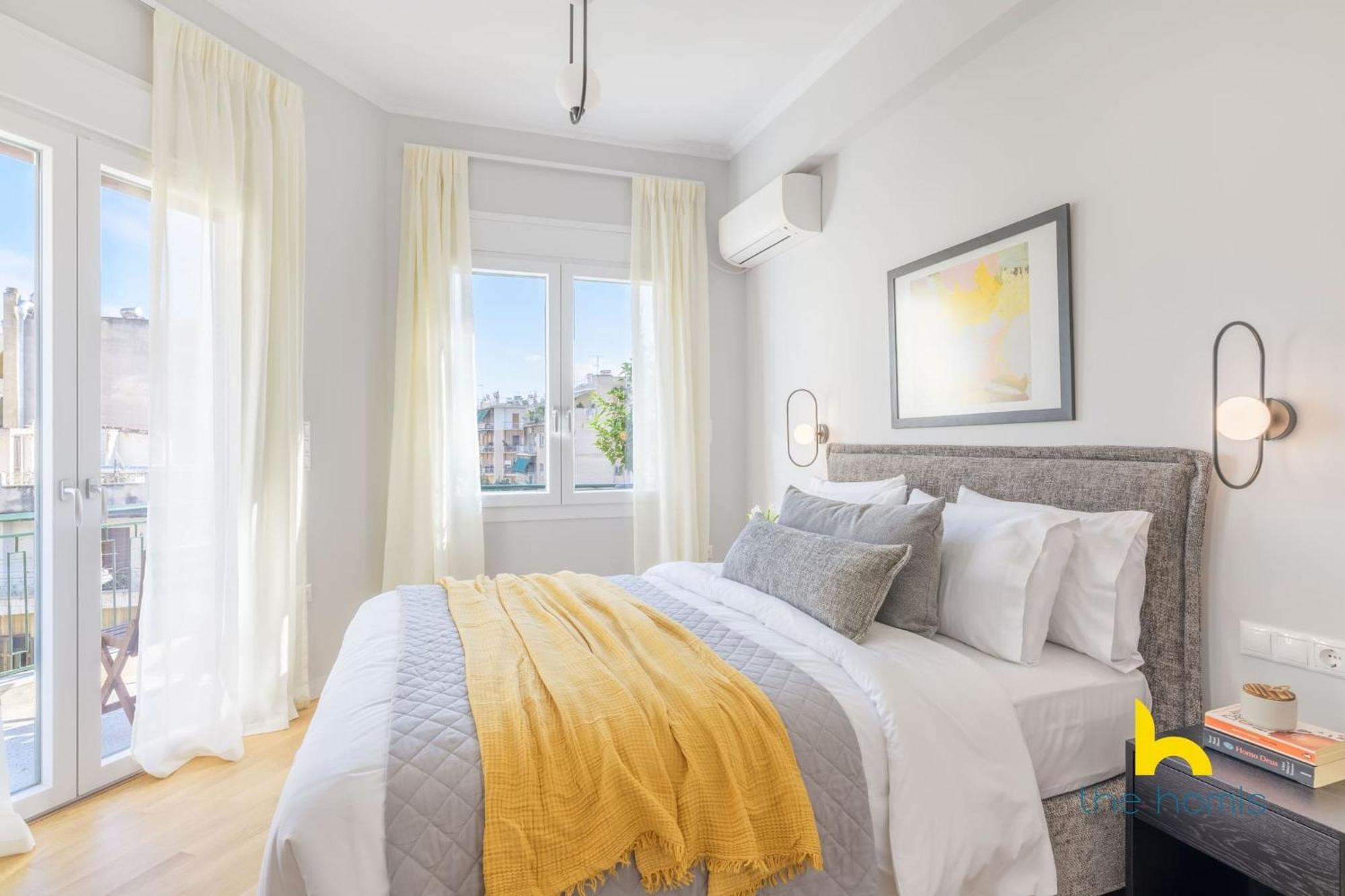 Sun-splashed 2-bdr Corner With Hillside Views! *