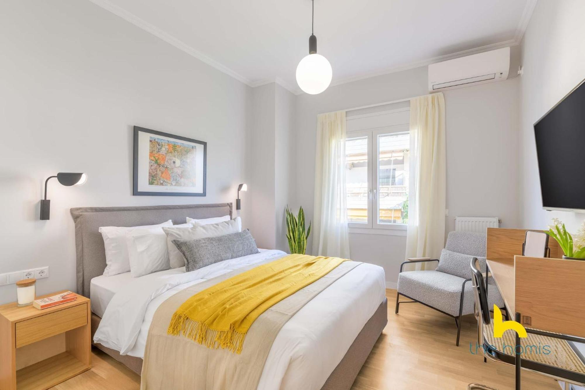 Sun-splashed 2-bdr Corner With Hillside Views!